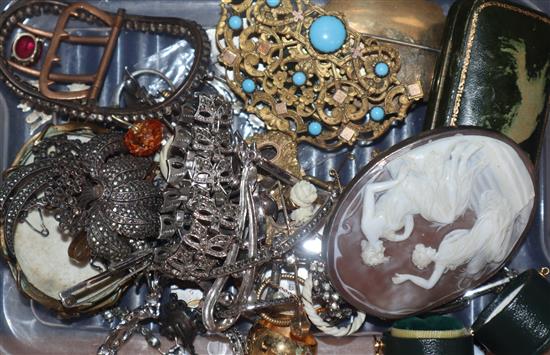 A mixed group of assorted costume jewellery.